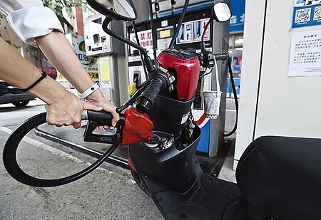中油下周一擬調漲汽、柴油價格,95無鉛汽油牌價將逼近每公升27元,創近1年來新高。(本報資料照片)