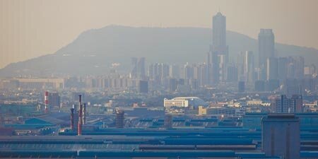 昨日東北風挾帶微量境外汙染物移入影響台灣,各地空氣品質多為普通至橘色提醒等級,其中高屏地區早上空品可能達「紅色警示」等級,民眾要特別留意。圖為高雄市景。(本報資料照片)