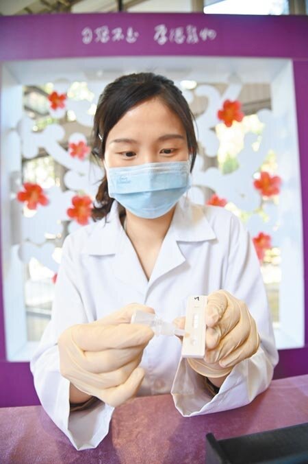 清華大學研發團隊研發的「新冠病毒抗體快篩試片」,只要取1滴指尖血,15分鐘就能知道疫苗是否有保護力。(陳育賢攝)