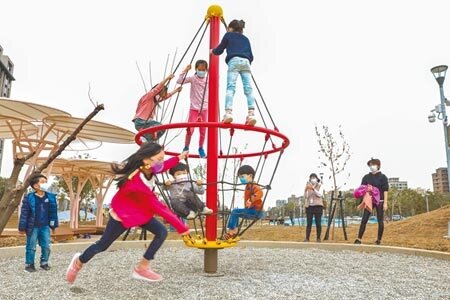 新竹縣長楊文科重視孩子的「遊戲權」，決定3年投入2億元興建22座特色公園。圖／中時資料照