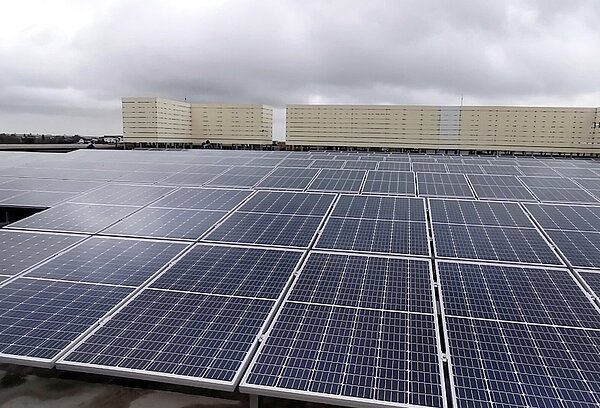 桃園市推動屋頂太陽能板光電,全年太陽能發電3.6億度北部縣市最高,公有房舍租金收入挹注市庫不小。記者曾增勳/攝影