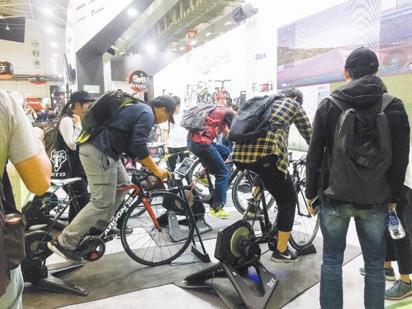 民眾在2019年台北國際自行車展現場體驗。圖／中時報系資料照