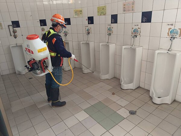 因應22日開學,新北市防疫消毒大隊針對校內公共設施加強噴消。圖/新北市環保局提供