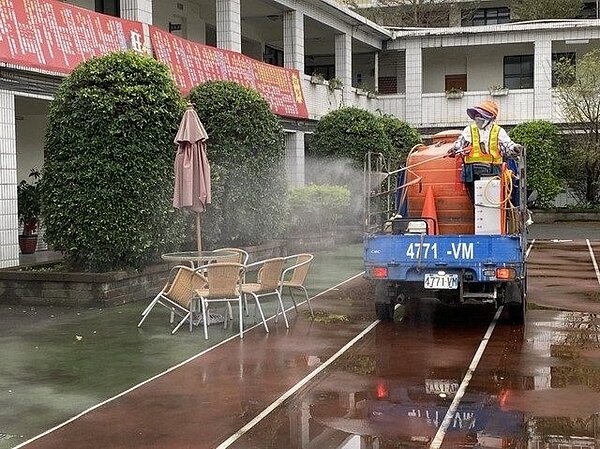 新北市近期加強校內公共空間設施如川堂、操場、洗手台、廁所、溜滑梯遊樂設施等消毒。圖/新北市環保局提供