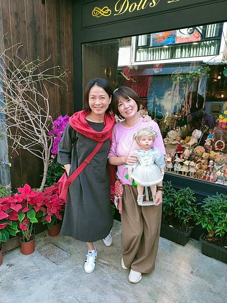 柯淑勤(左)和苗可麗兩位影后在苗可麗的娃娃屋前合影。圖/摘自臉書