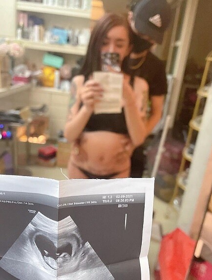 網紅「罔腰」江嘉文在IG公布懷孕喜訊,引起譁然。圖/截自罔腰ig