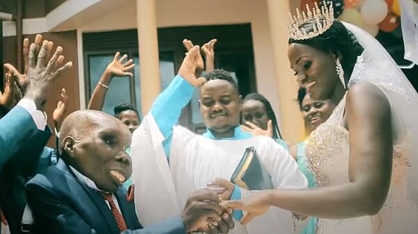 巴古馬找來第三任妻子出演MV，放閃無極限。 圖／擷自UGXTRA CELEBRITY BUZZ YouTube
