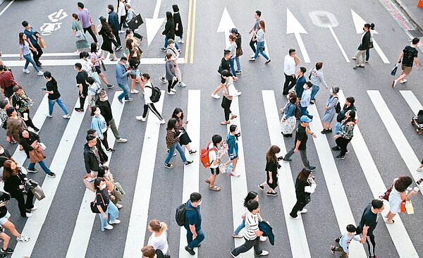 薪資成長但物價降低,去年實質經常性薪資創新高,終結連十六年倒退嚕。本報資料照片