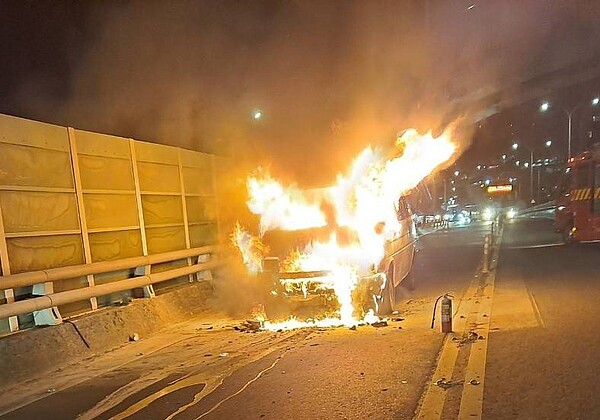 中山高北上基隆大業隧道出口火燒車如火球,交通大堵塞。記者游明煌/翻攝