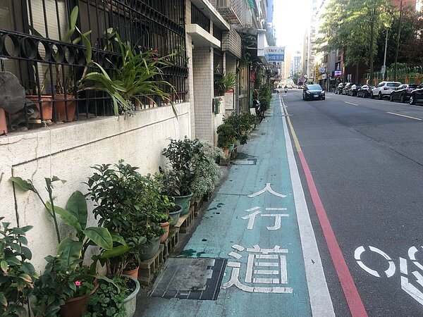 道路上新增的人行道一直是里長自豪的部分。圖／馬聖傑攝