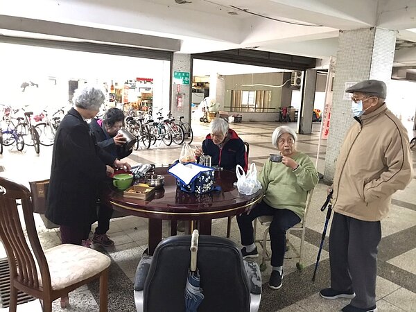 每日的共餐活動有許多里民紛紛參與。圖／何國榮里長提供