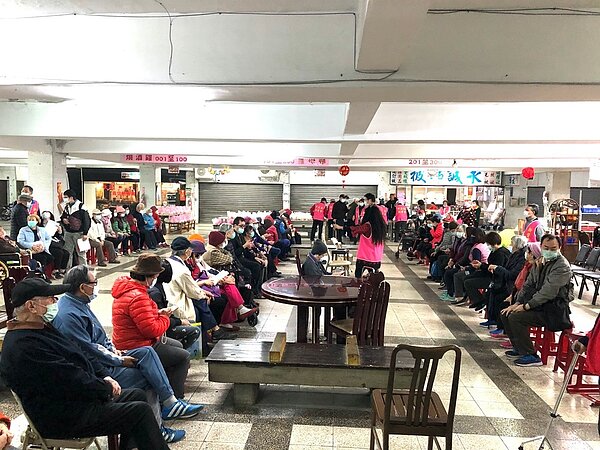 每年舉辦的尾牙活動有大批里民共襄盛舉。圖／何國榮里長提供