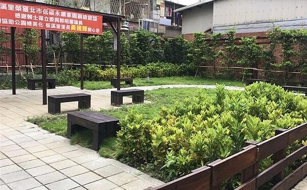 里辦公處積極推動綠美化，將髒亂空地改造成居民休憩空間。圖／黃國輝里長提供