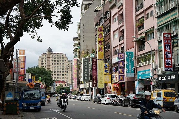 南昌路二段是台北著名的家具商圈，近年來積極轉型，包括提供客製化家具和DIY課程，每年的南昌家「聚」節更吸引大批民眾參加。 圖／張華真攝