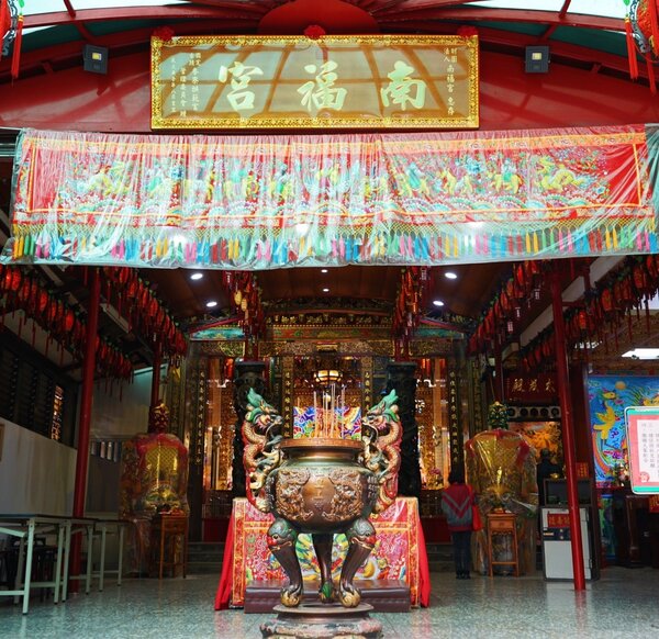 有30多年歷史的南福宮主祀天上聖母，因有台灣各地顯赫媽祖分靈而聞名，是當地居民的信仰中心。圖／張華真攝