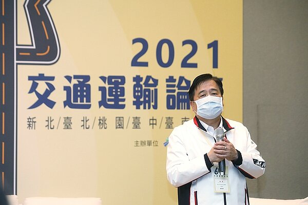新北市交通局長鍾鳴時表示,提升年輕族群機車安全是六都要共同努力的課題。此外,新北市積極打造「人本交通城」,大眾運輸使用率提升。 圖/新北市交通局