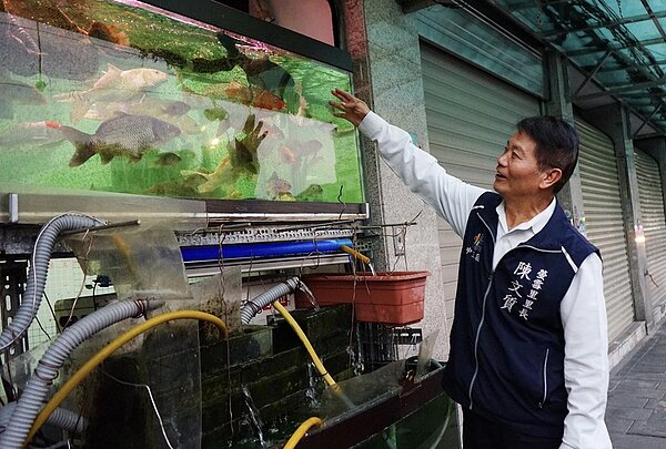 里辦公處前有一整面水族魚缸,是附近小朋友的遊樂場,除了可以賞魚、餵魚,也開方里民領養圖/張華真攝