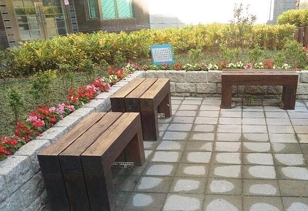 螢雪里積極推動綠美化,除了將里內多處閒置空地改造成休閒花園,也種植許多花卉與植栽為社區增添生氣。圖/擷取自台北市螢雪里臉書