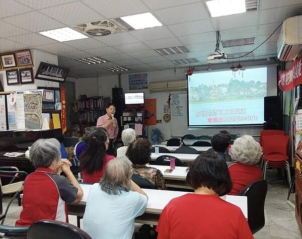 每週三陳文質會親自帶領卡拉OK歌唱班,也與日語老師合作,希望里民能透過歌唱學習外語。圖/擷取自台北市螢雪里臉書