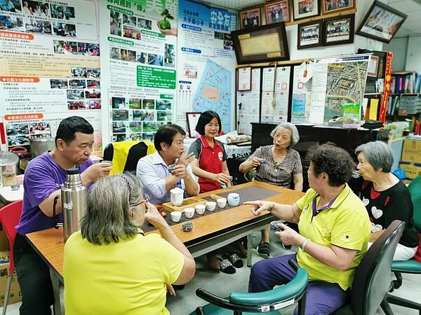 螢雪里居民關係緊密,經常舉辦社區聯誼活動,互相交流彼此生活點滴。圖為長青樂活聯誼。圖/擷取自台北市螢雪里臉書