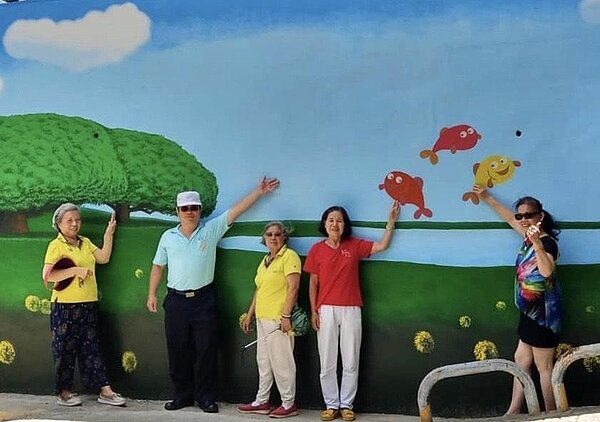 螢雪里除建置綠地花園美化環境,繽紛的塗鴉彩繪也為里區增添活力。圖為中正橋新店溪百年觀光再造。圖/擷取自台北市螢雪里臉書