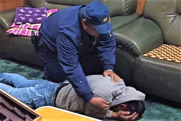 20歲蔡姓男子趁著住家熟睡之際,潛入屏東縣牡丹鄉1戶民宅進到臥室行竊被發現,警方獲報後趕往逮捕。記者潘欣中/翻攝