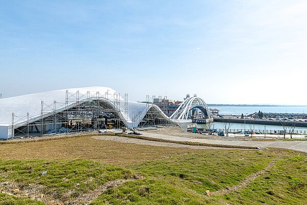 以海螺造型設計的海螺館，屋頂採取無樑柱曲面模板的建造方式。圖／桃園市政府提供