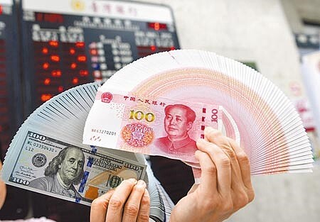 新台幣升值壓力大,主計總處主計長朱澤民昨拋出兩個觀點。圖為人民幣與美金。(本報資料照片)