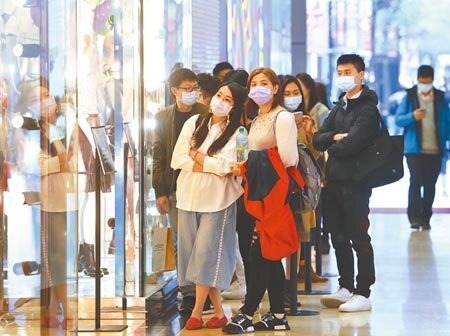 主計總處20日大幅上修今年GDP成長至4.64%,為7年來新高。圖為補班日的星期六,台北信義商圈精品店外排著長長人龍準備購物。(季志翔攝)