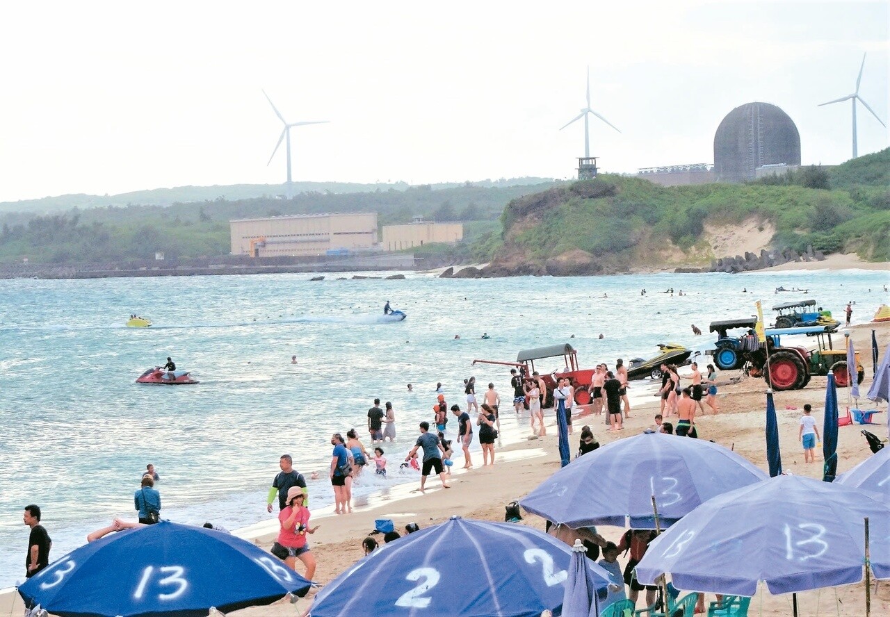 屏東墾丁海域因水上活動區交疊，水上摩托車和戲水遊客擦身而過的驚險畫面不時上演。圖／記者潘欣中攝