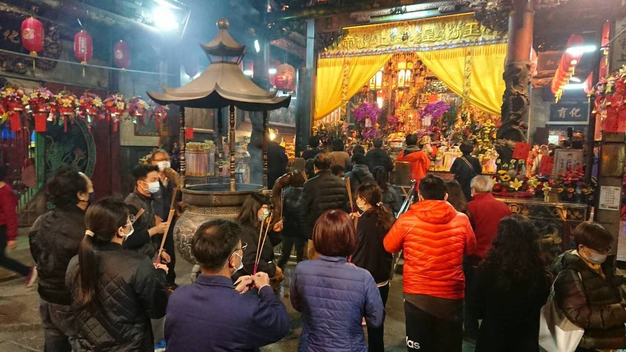 昨天是天公生,新春拜拜達高峰,南市環保局推紙錢集中燒,載運量較去年增多。記者鄭惠仁/攝影