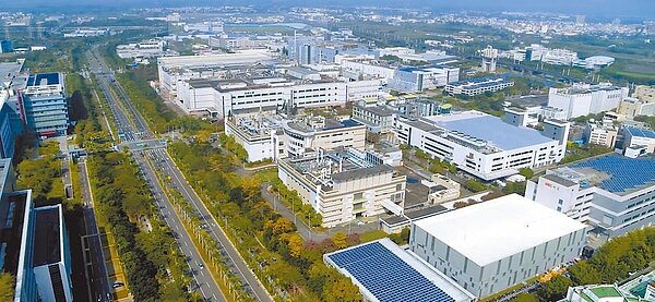 南部科學園區目前每日用水量約17萬噸,隨南科三期開發,水利署預估,2026年南科園區用水量達到每日32.5萬噸,為今日近2倍。(南科管理局提供/李宜杰台南傳真)