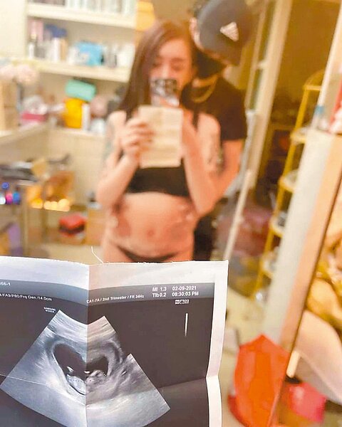 網紅「罔腰」自曝有孕,高市衛生局20日派員到高醫調查,結果出爐並無人體試驗懷孕情節。(擷取罔腰IG/柯宗緯高雄傳真)