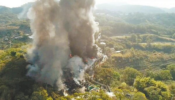 台中市后里一間橡膠工廠竄火舌,大片黑煙遮天。(台中市消防局提供/陳淑娥台中傳真)