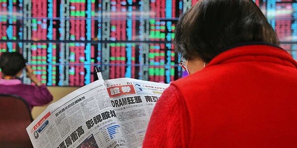 台股開春衝高站穩萬六,但民眾買股樂觀情緒卻降溫。圖/中時電子報資料照片