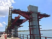 金門大橋首段橋墩節塊完成閉合　目標拚年底通車