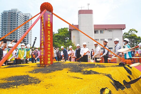 為解決南科用水難題,中央與台南市政府攜手建造再生水廠,同時興建專管輸水,卻遭市議員及環團質疑因耗能高,並不環保,圖為2020年8月安平再生水廠動土儀式。(台南市政府提供/李宜杰台南傳真)