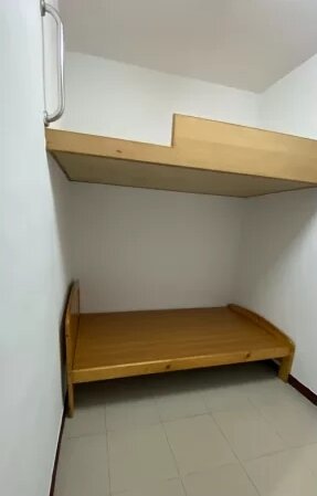 照片中的房間有兩張分為上下舖的床，但仔細一看發現根本沒有梯子。圖／截自PTT