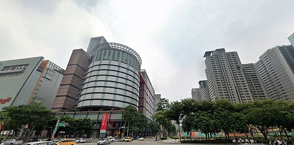 網友看中台中新光三越商圈周圍機能與交通便利性,但所選物件卻被其他人頻頻打槍。圖/翻攝自Google Map