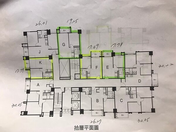 原PO選擇10樓B戶別,網友點出致命傷在於「主臥鄰電梯」。圖/摘自PTT