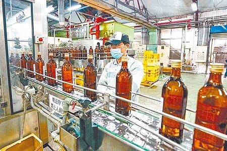 財政部調降藥用酒精原料關稅由20％調降到10％，即將在2月26日到期的優惠，政院核定延長半年，實施到8月26日止。圖為宜蘭酒廠生產酒精照片。（本報資料照片）（禁止酒駕，飲酒過量，有害健康）