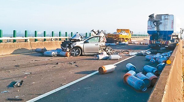 西濱快速道路雲嘉交界路段昨天清晨起霧霾，能見度不佳造成廿一輛車追撞，二死八傷。記者蔡維斌／攝影 