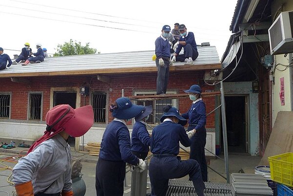 彰化田尾鄉李姓低收入戶的家在農曆過年前燒毀,讓一家四口雪上加霜,慈濟動員志工幫忙整修,在最短時間內整修完成,讓一家人可以有遮風避雨的家,今天一家人歡喜入厝,對慈濟志工的熱心協助讓他們溫暖在心。圖/慈濟基金會提供