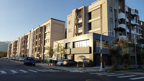 台東縣幸福住宅原定去年中交屋,部分住戶指設計有瑕疵,迄今有76戶未交屋或售出。記者施鴻基/攝影