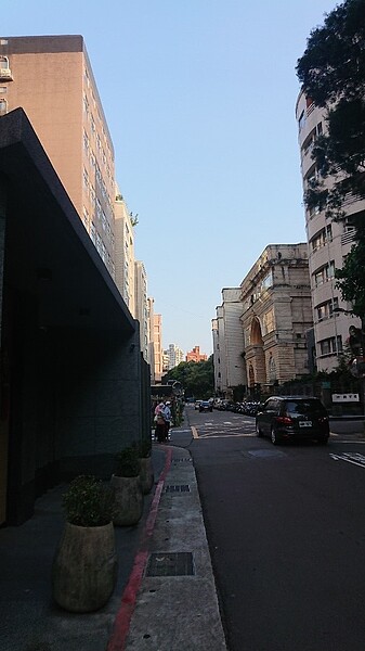 葫洲里辦公室外的街道乾淨舒適又寬敞,不時有里民散步經過,急駛車輛駛過也不影響行人路線。圖/徐子為攝