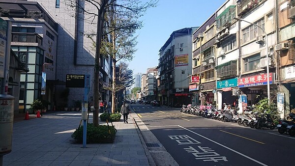 週末早晨湖濱里辦公室外的街景。圖／徐子為攝