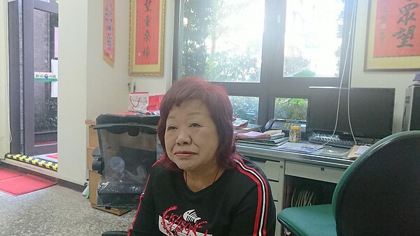 湖濱里里長陳尤雪正仔細聆聽里民需求。圖/徐子為攝