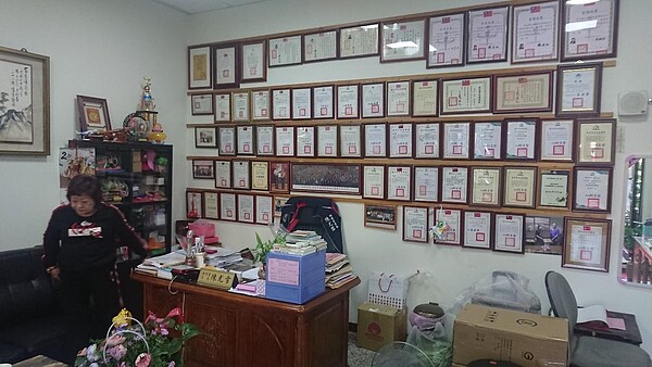 古道熱腸的陳尤雪里長備受肯定,感謝狀與獎狀掛滿整面牆。圖/徐子為攝