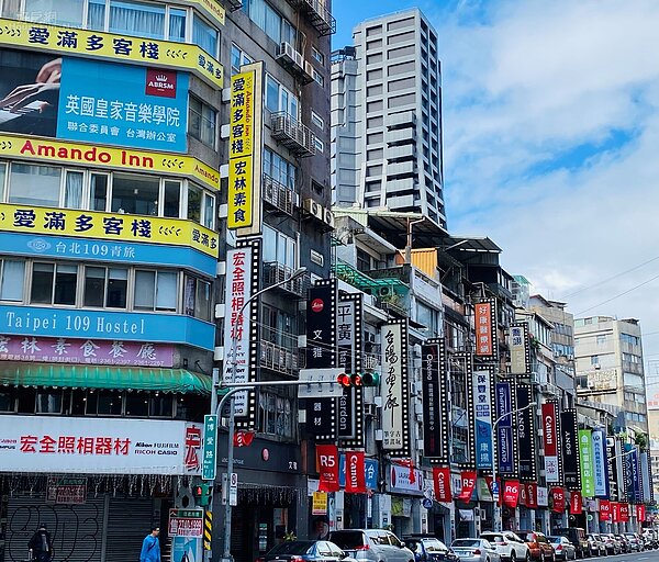 博愛路與漢口街口附近的北門相機商圈。 好房網News記者楊欽亮 / 攝