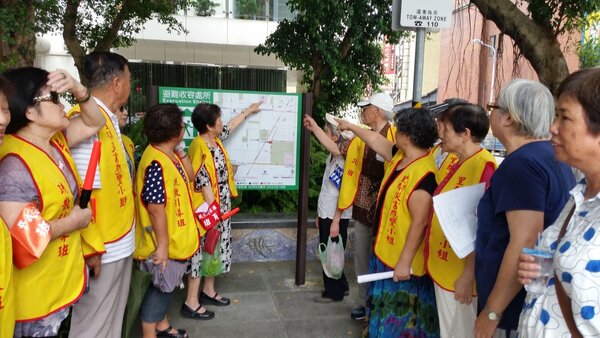 里民與志工們對避難場所進行踏勘。圖／截自台北市鄰里服務網